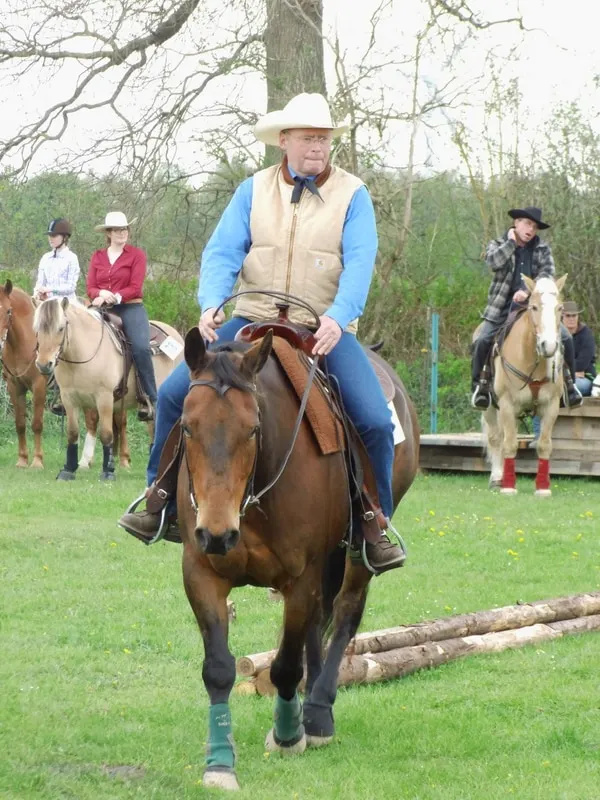 Peter neben seinem Pferd